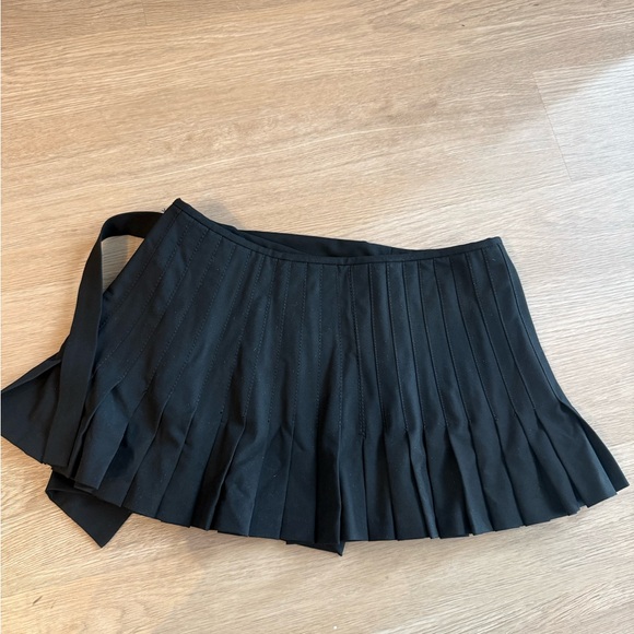 Zara black pleated wrap mini skirt - Picture 2 of 4